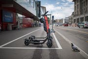 Vor dem Neumarkt stehen drei der 100 Elektro-Trottinette, die seit einer Woche in St.Gallen benutzt werden können. (Bild: Benjamin Manser)