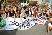 Klima-Streiks wie hier in Dortmund finden inzwischen fast wöchentlich statt. (Bild: EPA/Friedmann Vogel)