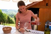 Eine Helferin schenkt am Rebhüslifest Wein aus. (Bild: Andreas Taverner)