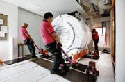 Die Zügelmänner aus dem Kanton Zürich bewahren Ruhe. (Bild: Stefan Kaiser, Rotkreuz, 5. August 2019)
