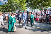 Auch beim Festumzug läuft Regierungspräsident Jakob Stark (im schwarzen Anzug) vorweg. Neben ihm geht Grossratspräsident Kurt Baumann.