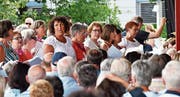 Claudia Niklaus (links im Bild mit weisser Rüschenbluse) sang mit dem Tell-Projektchor die Nationalhymne nicht nur am Mittag auf dem Rütli, sondern auch am Abend in Amriswil. (Bild: Manuel Nagel, Amriswil, 1. August 2019)