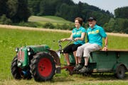 Präsdent des Einachser-Clubs JohnKoller mit seiner Tochter Arlena . (Bild: Donato Caspari , 21.07.2010)