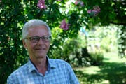 Der Gartenzaun sollte erneuert und die Bilder der letzten Reisen sortiert werden: Mathias Schindler geht auch nach seiner Pensionierung die Arbeit nicht aus. (Bild: Heini Schwendener)