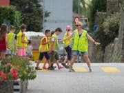 Kinder sollten den Schulweg zu Fuss gehen und sich so Verkehrskompetenz aneignen. Der Verkehrs-Club der Schweiz (VCS) warnt dagegen vor dem Teufelskreis, die Kinder per Elterntaxi zur Schule zu fahren. (Bild: KEYSTONE/TI-PRESS/PABLO GIANINAZZI)
