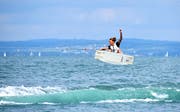 Wakeboarden ist eine Sportart, für die es viel Kraft in Armen und Beinen sowie eine perfekte Körperkoordination braucht. Jeromé Foré zeigte am Samstag in Rorschach, wie spektakulär das aussehen kann. Diese Woche nimmt der 16-Jährige aus Thal an der Europameisterschaft in der Ukraine teil. (Bild: Remo Zollinger)