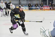 Dominic Hobi stiess von Ligakonkurrent La Chaux-de-Fonds zum HC Thurgau. Er trainierte am Montag erstmals mit seinem neuen Team auf Eis. (Bild: Donato Caspari)