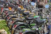 Töffli an Töffli: 180 Zweitakter nahmen die 55 Kilomter unter die Räder. (Bild: Rolf Lüthi)