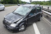 Ein spektakulärer Unfall geht glimpflich aus: Nach dem Überschlag landet das Auto auf allen vier Rädern. (Bild: Kantonspolizei St. Gallen)