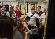 Protestierende verhinderten beispielsweise, dass sich die Türen der Hongkonger U-Bahn schliessen konnten. (Bild: Miguel Candela/Keystone)