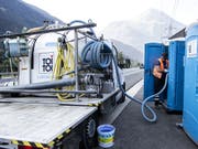 ToiToi-Toiletten kommen vielerorts zum Einsatz - momentan etwa ans der Autobahn A2 vor dem Gotthard-Nordportal. Dort sorgen sie bei Autofahrern, die im Stau stehen, für entspannende Momente. (Archivbild). (Bild: KEYSTONE/ALEXANDRA WEY)