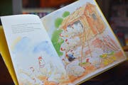 Ein bekanntes Kinderbuch: Das schwarze Huhn. Nur eines von wenigen Hühnerbüchern. (Bild: Mario Testa)