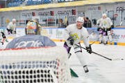 Der kanadische Neuzuzug Kellen Jones prüft Thurgaus Goalie Janick Schwendener. (Bild: Donato Caspari)