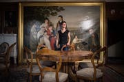 Heidi Eisenhut, Leiterin der Kantonsbibliothek Appenzell Ausserrhoden, im Salon der Zellweger-Wohnung im Fünfeckpalast vor dem imposanten Wandbild. (Bild: Benjamin Manser / TAGBLATT)