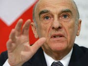 «Das ist Blödsinn»: Alt-Bundesrat Hans-Rudolf Merz - auf einem Bild von 2008 - kontert Vorwürfe, er habe die UBS-Rettung stören wollen. (Bild: Reuters/Ruben Sprich)