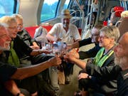 Die Mitglieder des Festchors stossen noch mit Wein an.