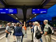 Gespannt wird die Ankunft des Extrazugs in Frauenfeld erwartet.