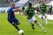 St. Gallens Dereck Kutesa (rechts) gegen Luzerns Marvin Schulz. (Bild: Georgios Kefalas/KEY)