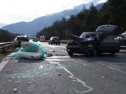Wenn sich Gegenstände von der Ladefläche lösen, können sie zu einem gefährlichen Hindernis werden. (Bild: Kantonspolizei Graubünden)