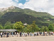 Vor dem Ticketschalter im Vaduzer Rheinpark-Stadion bilden sich bis zu 150 Meter lange Kolonnen. (Bild: Daniel Schwendener)