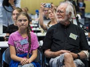 Die schwedische Umweltaktivistin Greta Thunberg am Montag an der Universität Lausanne neben dem Waadtländer Nobelpreisträger für Chemie, Jacques Dubochet. (Bild: KEYSTONE/JEAN-CHRISTOPHE BOTT)