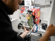 Die Aussichten auf dem Schweizer Arbeitsmarkt sind gut, die Unternmehmen schaffen tendenziell neue Stellen. Ausnahme ist die Industrie, wo die Zahl der Stellen insgesamt in den kommenden Monaten eher sinken dürfte. (Bild: KEYSTONE/CHRISTIAN BEUTLER)