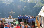 Die neue Alpkäserei Surenen wurde mit einer Messe von Pfarrer Viktor Hürlimann, musikalisch begleitet vom Jodlerklub Schlierental Alpnach, eingeweiht. (Bild: Robert Kuster, 5. August 2019)