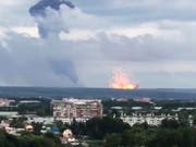 Bei einer gewaltigen Explosion in einem Munitionslager des russischen Militärs sind in Sibirien mehrere Menschen verletzt worden. (Bild: KEYSTONE/AP Liza Uskova)