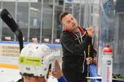HCT-Trainer Stephan Mair zeichnet den Spielern seine Ideen vor. Der Südtiroler verlangt von seinen Spielern ab dem ersten Eistraining Bereitschaft und Konzentration. (Bild: Donato Caspari)