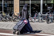 Eine verschleierte Frau in Rotterdam. (Bild: Robin Utrecht, 29. Juli 2019)