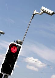 Ein fünfjähriger Sohn hat seinen Vater bei der Polizei verpfiffen, weil er zweimal über ein Rotlicht gefahren ist. (Bild: Keystone)