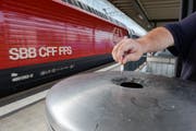 Ein letztes Mal die Zigi ausdrücken am Bahnhof Frauenfeld. (Bild: Donato Caspari)