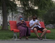 Das Bild des Anstosses: Eine verhüllte Frau mit Mundschutz auf einer Bank in Lugano. (Bild: zvg)