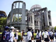 Tausende haben am Dienstag in der japanischen Stadt Hiroshima dem Atombombenabwurf vor 74 Jahren gedacht. (Bild: KEYSTONE/EPA JIJI PRESS)