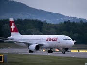 Wegen Blitzgefahr: Die Flieger blieben am Flughafen Zürich über eine Stunde am Boden. (Bild: KEYSTONE/GAETAN BALLY)