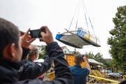 Mit dem Pneukran wird der fertige Katamaran von der Werkstatt oberhalb der Werft abtransportiert. (Bild: Donato Caspari)