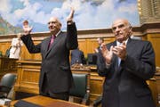 Der abtretende Bundesrat Pascal Couchepin bedankt sich 2009 für den Applaus des Parlaments. Rechts klatscht Bundespräsident Hans-Rudolf Merz. (Quelle: Keystone/Peter Schneider)