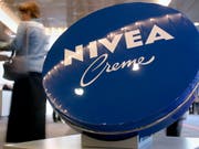 Die Nivea Creme ist eines der bekanntesten Produkte von Beiersdorf (Archivbild). (Bild: KEYSTONE/AP/FABIAN BIMMER)