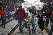 Auf dem Landweg klappts nicht: Deshalb versuchen Flüchtlinge ihr Glück vermehrt mit gefälschten Pässen am Flughafen. (Bild: Yannis Kolesidis/Keystone)