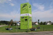 Unübersehbar: Der mehrere Meter hohe Werbeturm der Z19 in Züberwangen.
