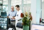 Spitaldirektor Matthias Winistörfer (links) und Adrian Walder, leitender Arzt Notfallzentrum, in der Notfallaufnahme des Kantonsspitals. (Bild: Stefan Kaiser, Baar, 6. August 2019)