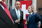 Der russische Aussenminister Sergei Lawrow (links) und sein Schweizer Kollege Ignazio Cassis trafen sich am 18. Juni bei der Eröffnung der neuen Schweizer Botschaft in Moskau. Finanziert wurden die Feierlichkeiten grösstenteils von privaten Geldgebern. (Bild: Pavel Golovkin/AP)