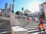 Gemeindearbeiter reinigen die im 18. Jahrhundert errichtete Spanische Treppe in Rom, die zur Kirche Trinita dei Monti führt. (Bild: KEYSTONE/EPA ANSA/ALESSANDRO DI MEO)