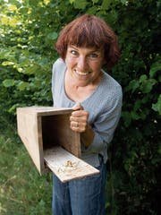 Lisa Häfliger mit einem Spurentunnel. (Bilder: Ralph Ribi)