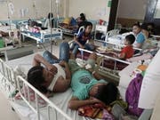 Dengue-Patienten werden in einem Spital auf den Philippinen behandelt. Nach mehr als 600 Toten durch das Dengue-Fieber hat die Regierung den Notstand erklärt. (Archvbild) (Bild: KEYSTONE/EPA/CERILO EBRANO)