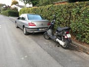 Der Roller wurde in das parkierte Auto geschoben. Der Sachschaden ist mässig hoch. (Bild: Stadtpolizei St.Gallen)