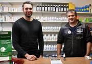 Die beiden Drogisten Patrick Kilian und Marcel Breu kennen sich bereits seit ihrer Berufslehre. (Bild: Ramona Riedener)