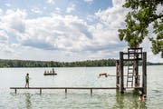 Keiner zu klein, vom Sprungturm einen «Chöpfler» zu machen.