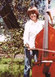 Blanca Imboden mit dem Kontabass im Jugendorchesterlager. (Bild: PD)