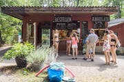 Gäste stehen vor dem badieigenen Bistro Schlange.